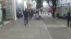Toma de anden por vendedores ambulantes