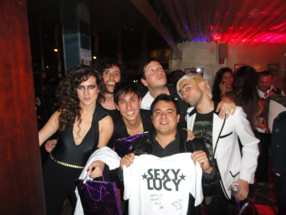 Sexy Lucy con uno de sus fans (Manuel Santana)