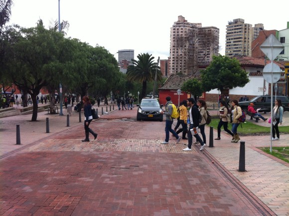 Los estudiantes pasan primero