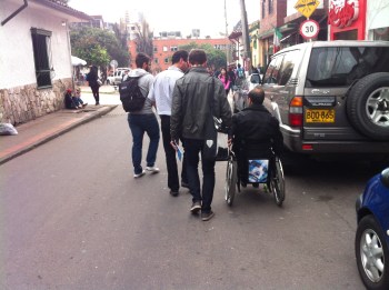 NO hay andenes por donde transitar. Toca por la calle